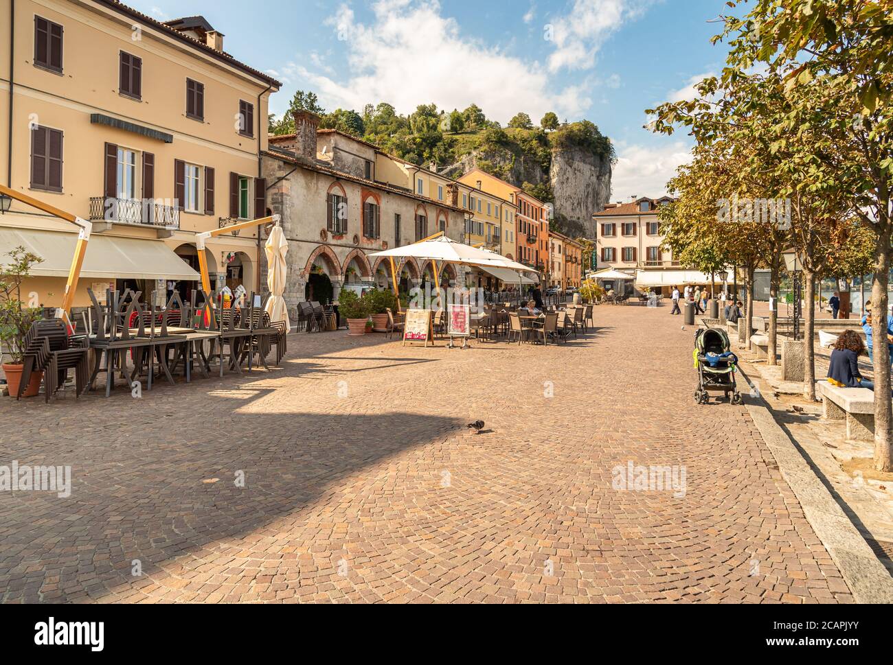 Arona, Piémont, Italie - 25 septembre 2019: Vue sur la place centrale avec des bars, restaurants et magasins traditionnels dans le centre d'Arona, situé sur le SH Banque D'Images