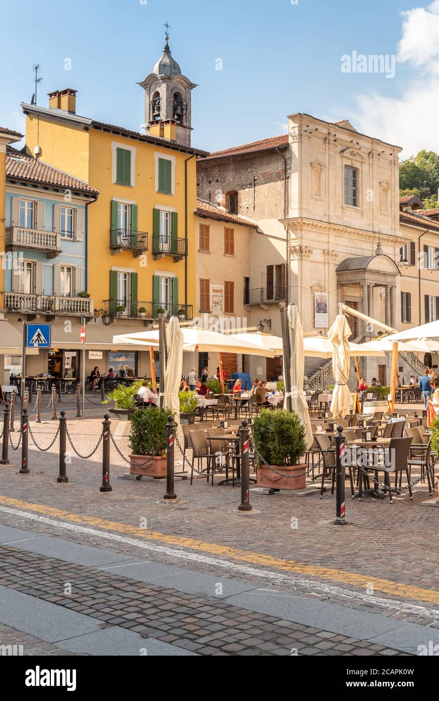 Arona, Piémont, Italie - 25 septembre 2019: Vue sur la place centrale - Piazza Del Popolo avec des bars traditionnels, des restaurants et des boutiques dans le centre d'Aron Banque D'Images