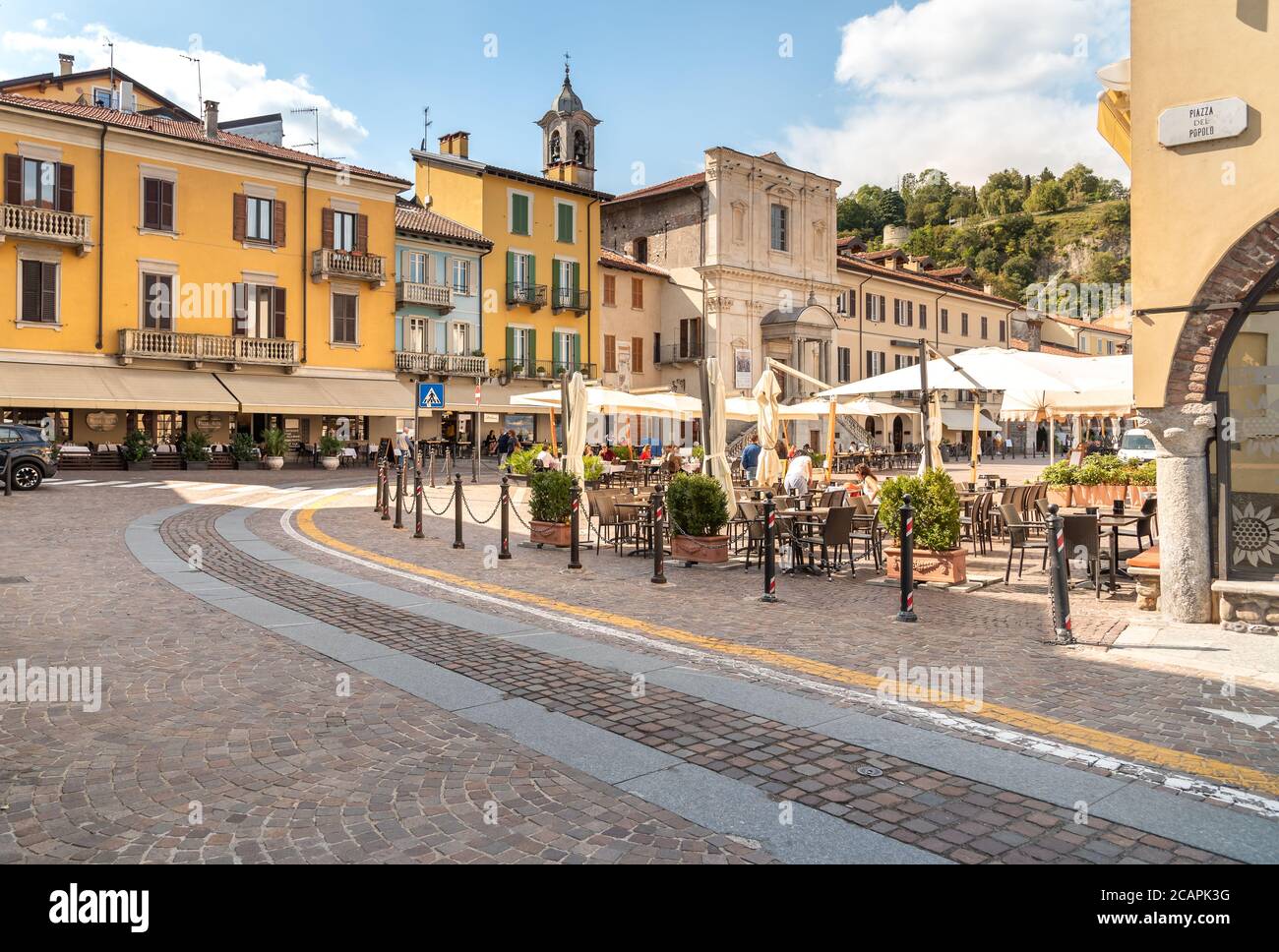 Arona, Piémont, Italie - 25 septembre 2019: Vue sur la place centrale - Piazza Del Popolo avec des bars traditionnels, des restaurants et des boutiques dans le centre d'Aron Banque D'Images