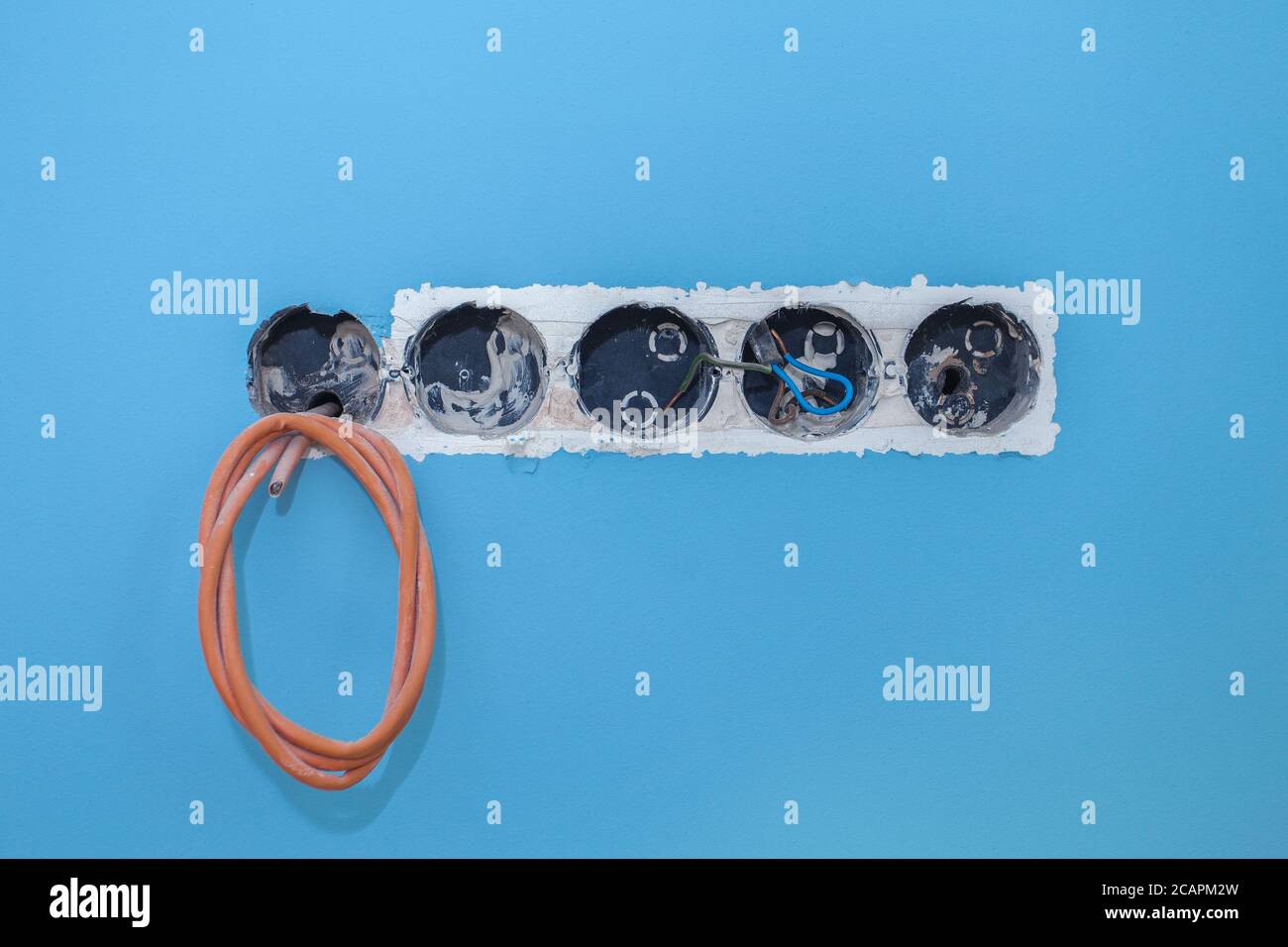Installation de prises électriques dans le mur de la pièce. Photo de haute qualité Banque D'Images