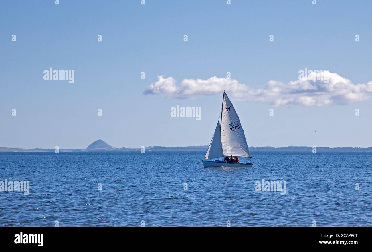 Portobello Beach, Édimbourg, Écosse, Royaume-Uni. 8 août 2020. Chaud et ensoleillé au bord de la mer à 17 degrés à midi amena les familles à profiter du temps et de l'activité sur le Firth of Forth. Banque D'Images