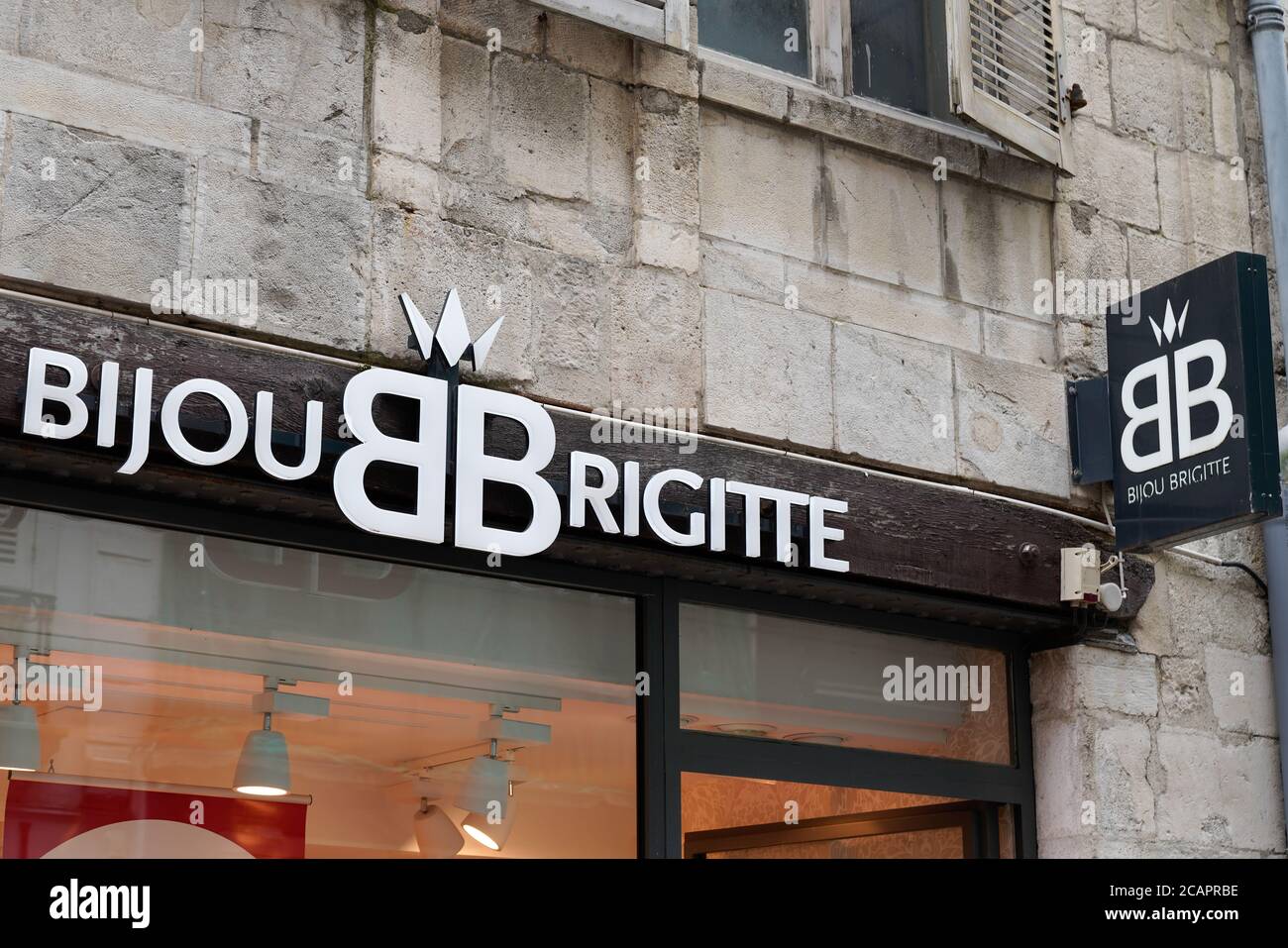 Bordeaux , Aquitaine / France - 08 04 2020 : bijou Brigitte avec logo bb et  texte signe de la société fournit des bijoux de mode et des accessoires  tendance Photo Stock - Alamy