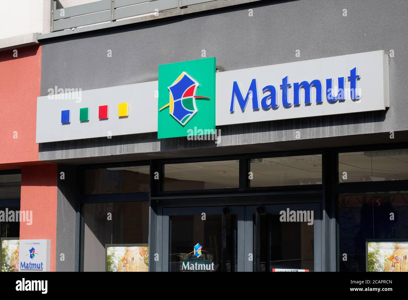 Bordeaux , Aquitaine / France - 08 04 2020 : logo Matmut et signature textuelle sur le mur de bureaux de l'agence d'assurance française Banque D'Images