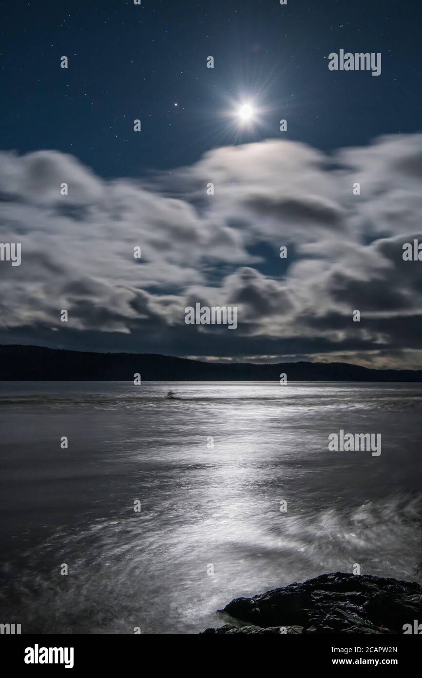 Lune au-dessus de la rivière Michipicoten, Wawa (Ontario), Canada Banque D'Images