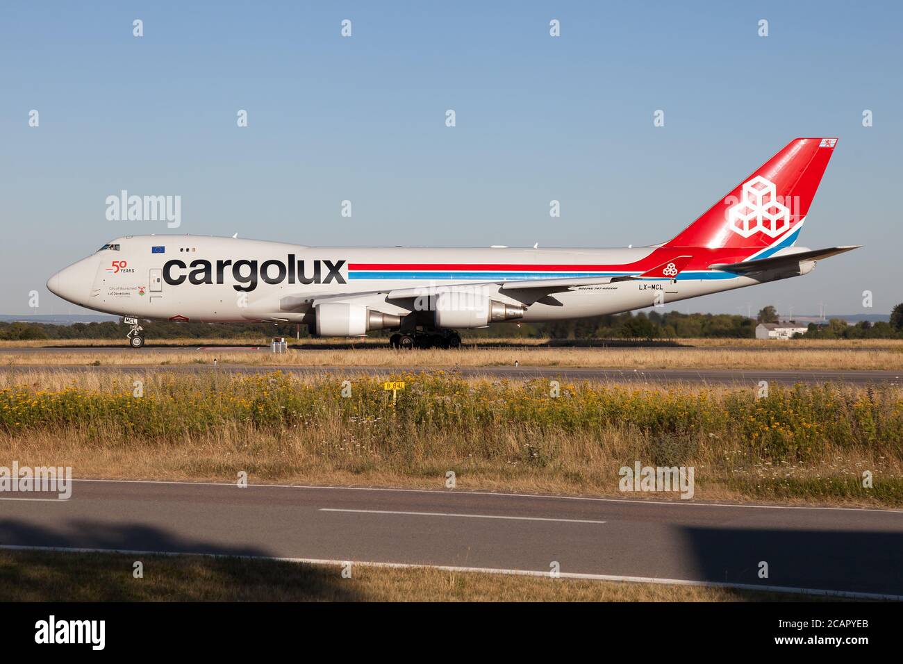 Un Boeing 747-400F de Cargolux Airlines International vient d'atterrir à l'aéroport Luxembourg Findel. Banque D'Images