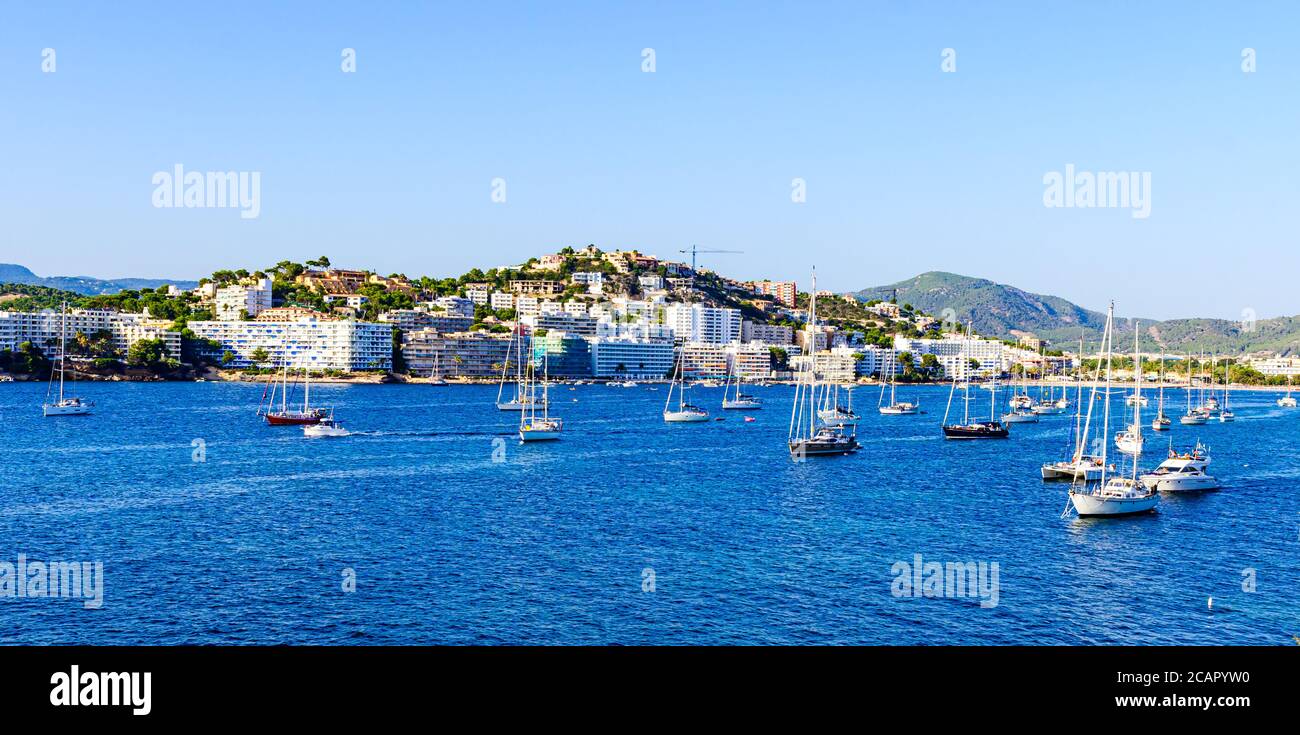 Santa Ponsa, Majorque, Espagne. Vue sur la mer avec des bateaux, voiliers, montagnes, ciel bleu Banque D'Images