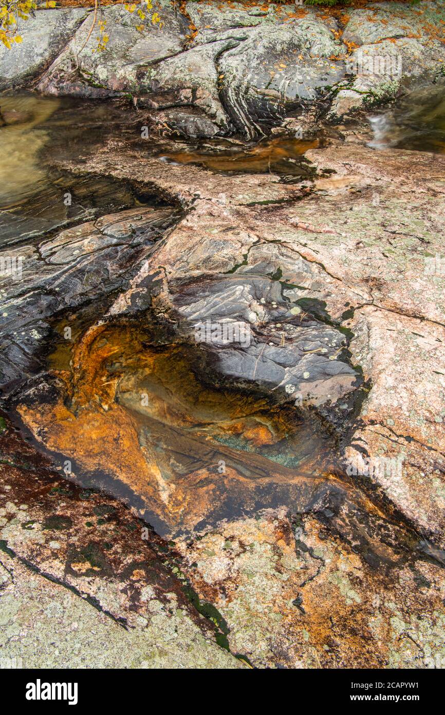 Affleurements en granite le long du lac supérieur à Katherine Cove, parc provincial du lac supérieur, Ontario, Canada Banque D'Images