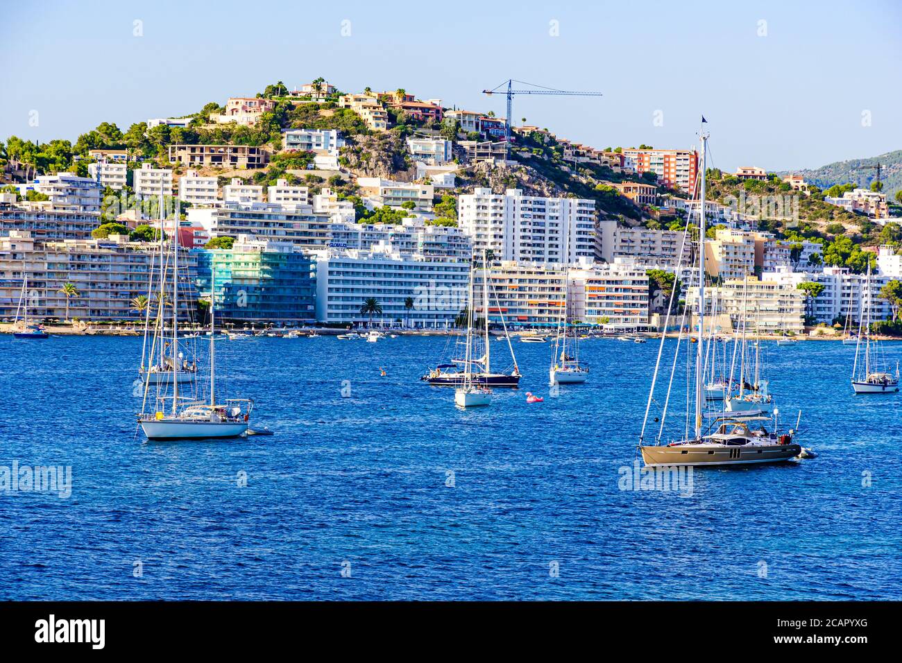Santa Ponsa, Majorque, Espagne. Vue sur la mer avec des bateaux, voiliers, montagnes, ciel bleu Banque D'Images
