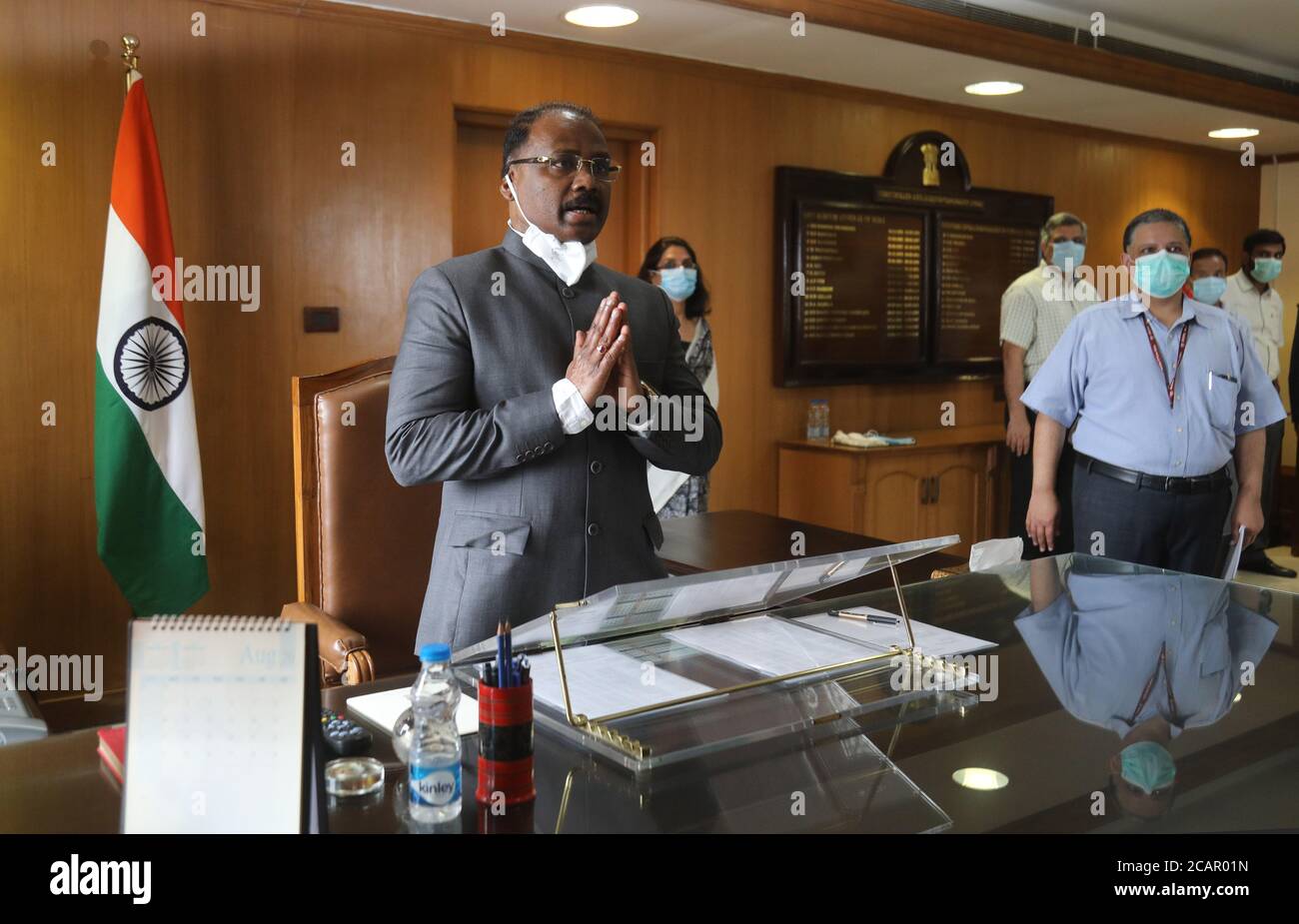 New Delhi, Inde. 08 août 2020. Girish Chandra Murmu a vu porter un masque autour de son cou tout en saluant d'autres fonctionnaires pendant sa première journée au pouvoir. Girish Chandra Murmu a pris ses fonctions de contrôleur et de vérificateur général (CAG) de l'Inde.plus tôt dans la matinée, l'ancien gouverneur de Jammu-et-Cachemire Lt a été assermenté à titre de contrôleur et de vérificateur général à Rashtrapati Bhavan. Crédit : SOPA Images Limited/Alamy Live News Banque D'Images