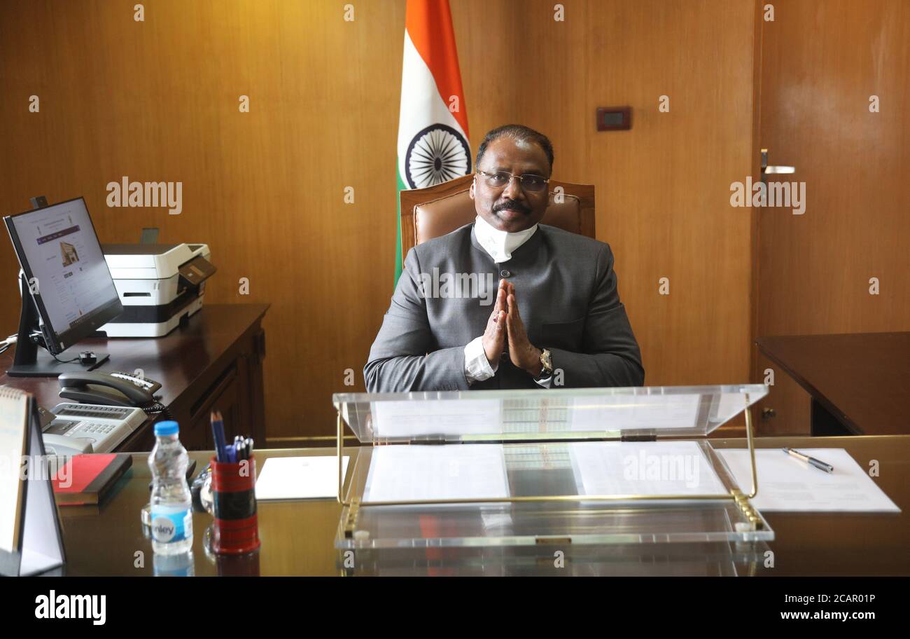 New Delhi, Inde. 08 août 2020. Girish Chandra Murmu a vu porter un masque autour de son cou tout en saluant d'autres fonctionnaires pendant sa première journée au pouvoir. Girish Chandra Murmu a pris ses fonctions de contrôleur et de vérificateur général (CAG) de l'Inde.plus tôt dans la matinée, l'ancien gouverneur de Jammu-et-Cachemire Lt a été assermenté à titre de contrôleur et de vérificateur général à Rashtrapati Bhavan. Crédit : SOPA Images Limited/Alamy Live News Banque D'Images