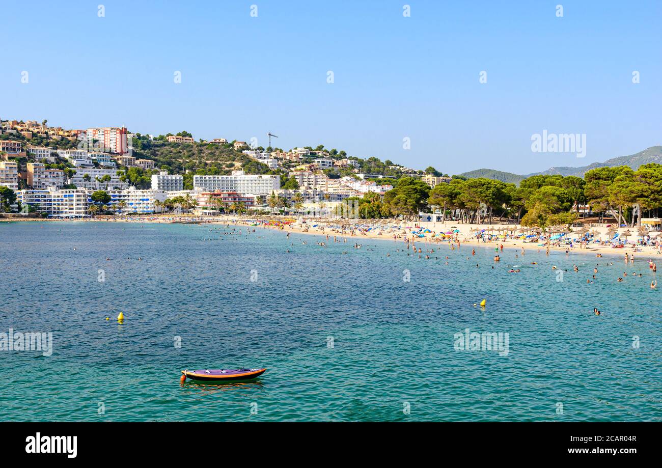 Santa Ponsa, Majorque, Espagne. Vue sur la mer, la plage, le bateau, le ciel bleu Banque D'Images
