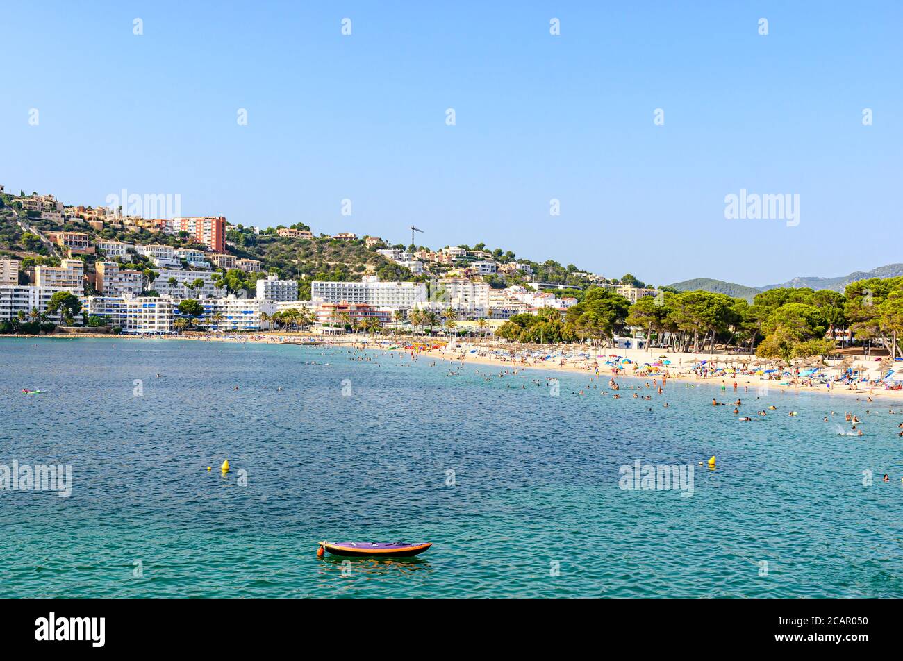 Santa Ponsa, Majorque, Espagne. Vue sur la mer, la plage, le bateau, le ciel bleu Banque D'Images