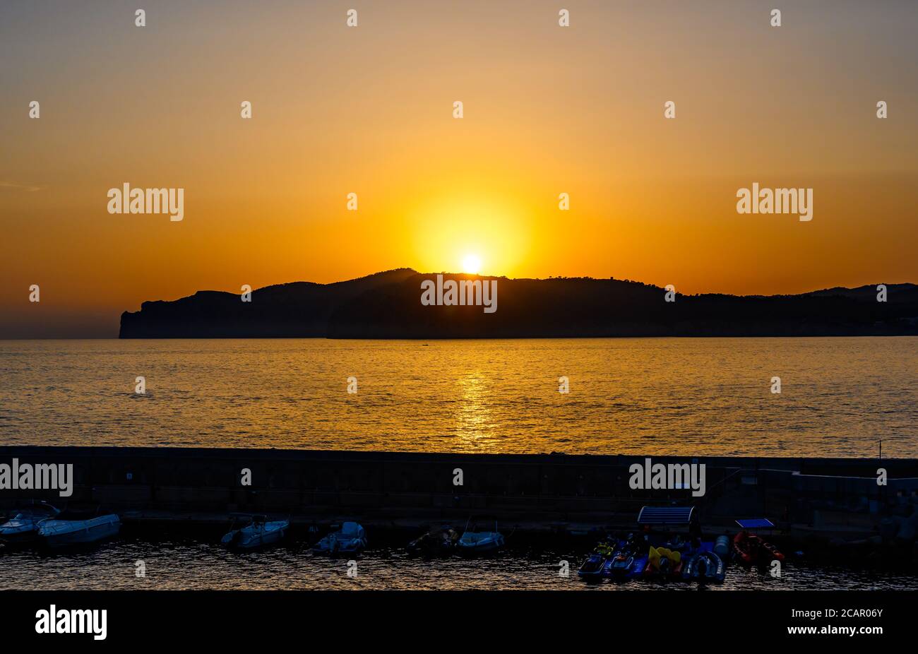 Santa Ponsa, Majorque, Espagne. Coucher de soleil avec soleil orange, montagne, mer Banque D'Images