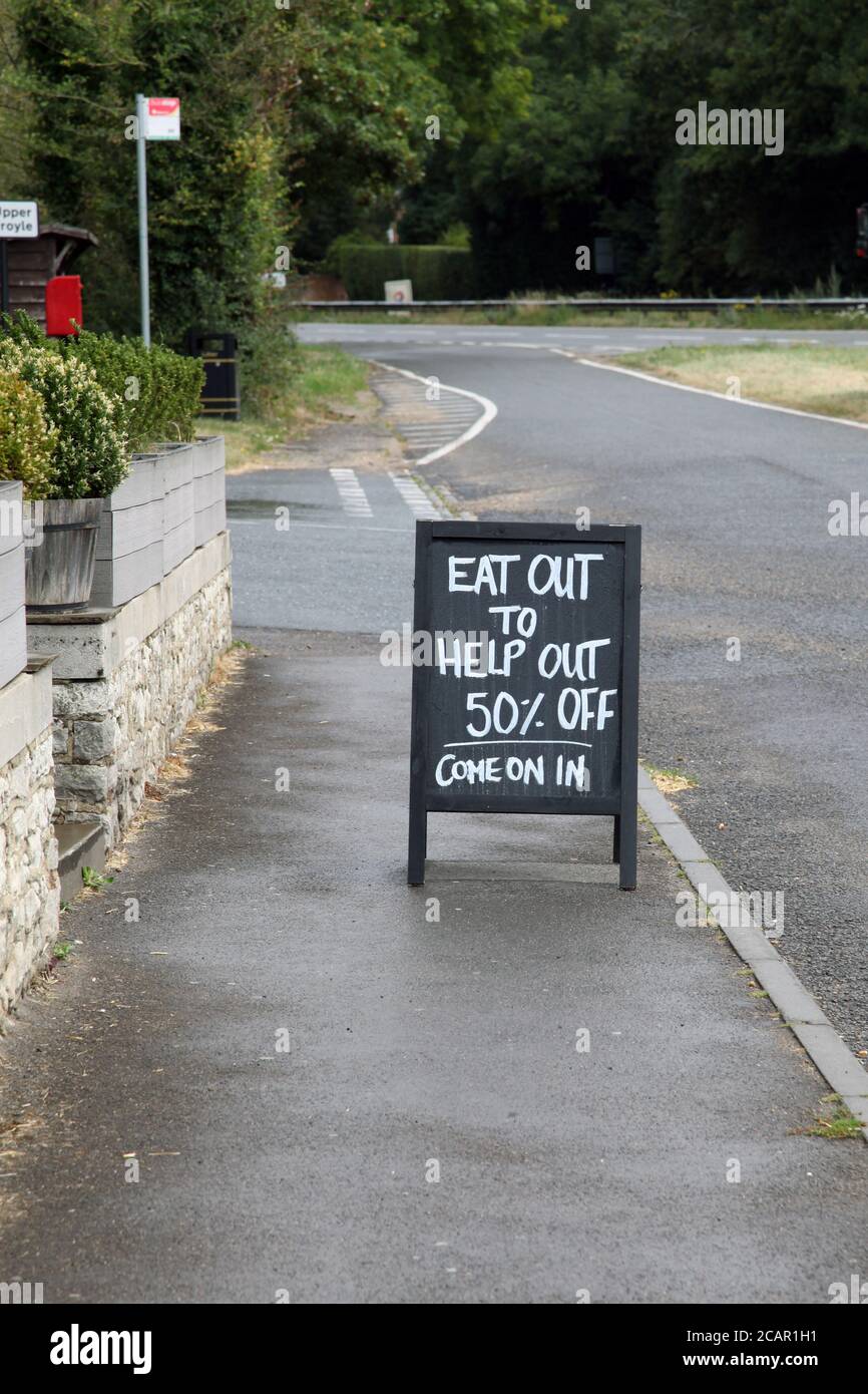 Manger à l'extérieur pour aider à l'extérieur de l'affiche de réduction de 50 % à l'extérieur de l'auberge Hen and Chicken, Alton, Surrey, Royaume-Uni, août 2020 Banque D'Images