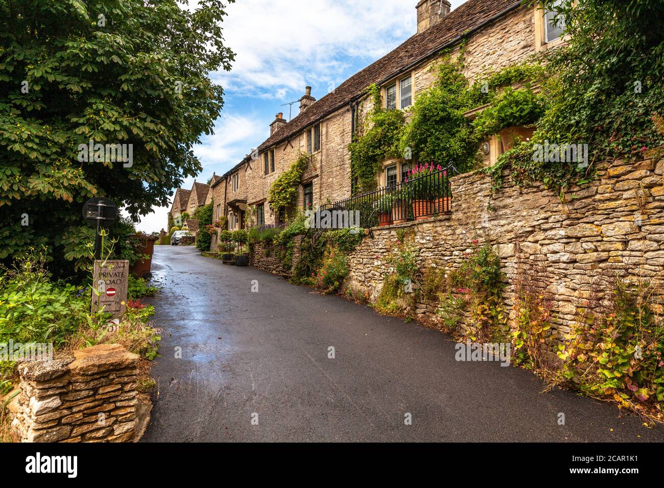 Une route entre les célèbres cottages en nid d'abeille dans le village de campagne de Castle Combe dans les Cotswolds, Royaume-Uni Banque D'Images