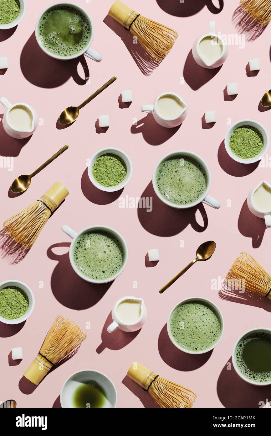 Pose plate d'outils pour la fabrication et les mugs de vegan matcha latte au lait d'avoine Banque D'Images