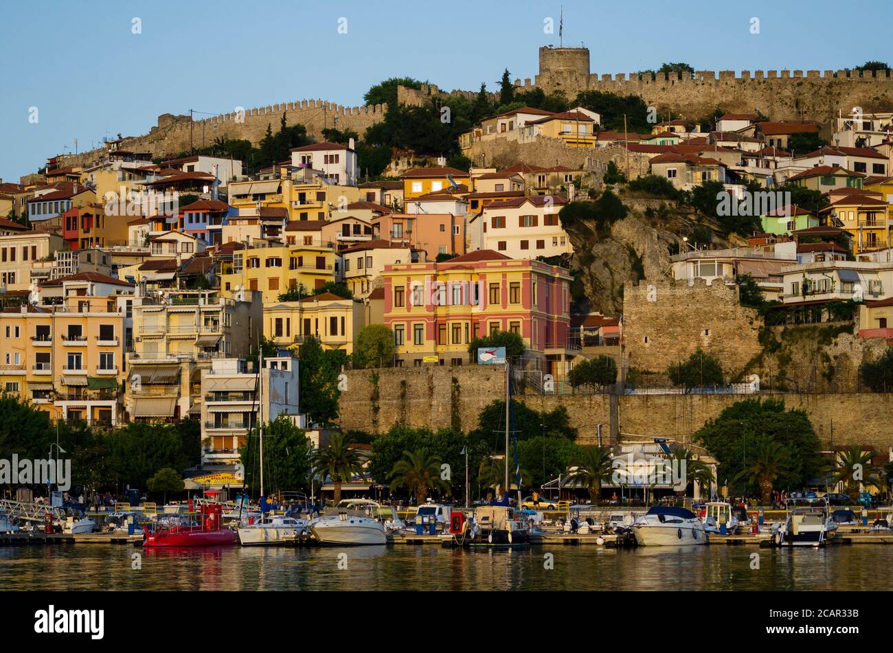 Vue générale du château dominant le paysage urbain de Kavala Grèce - photo: Geopix/Alamy stock photo Banque D'Images