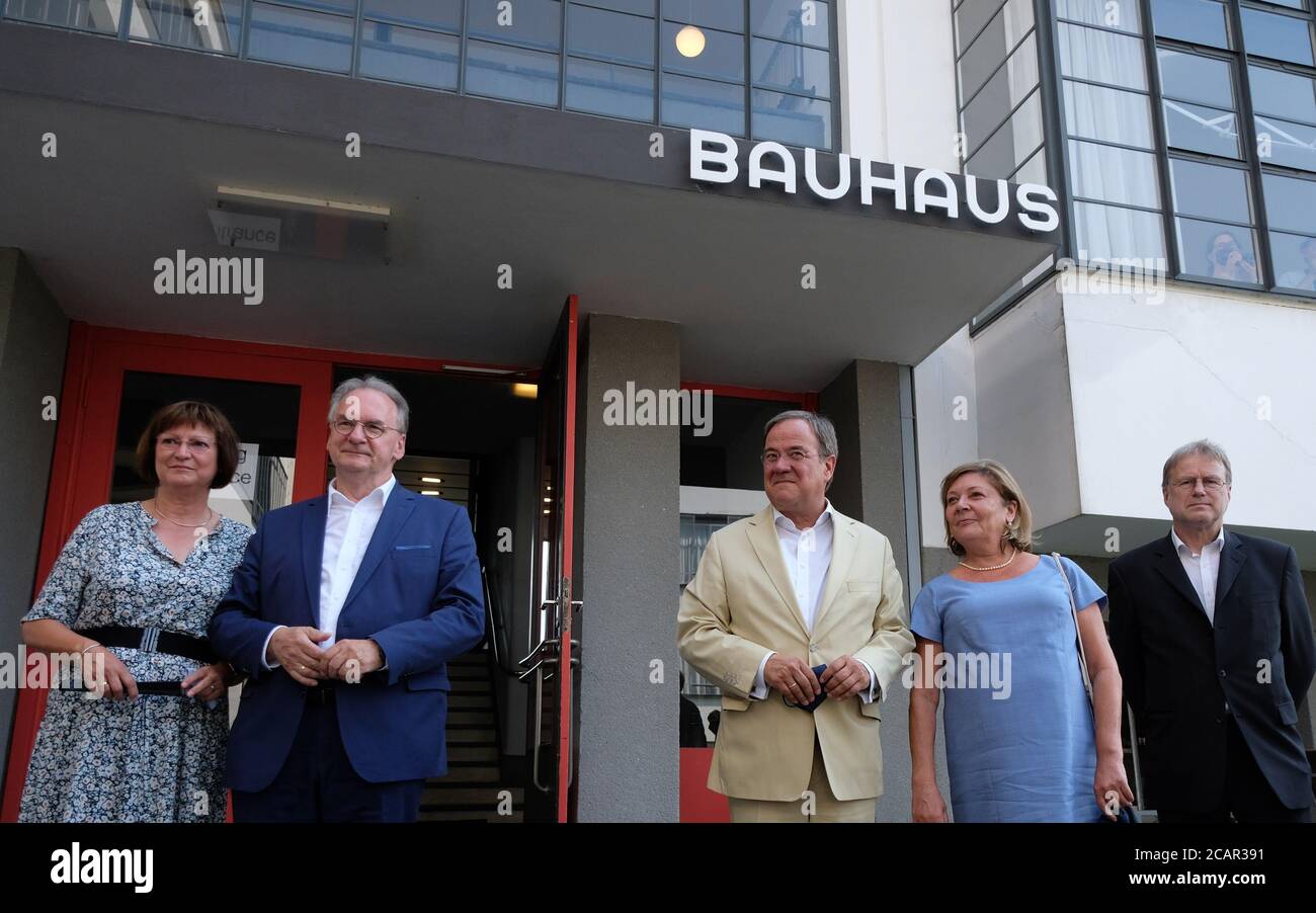 08 août 2020, Saxe-Anhalt, Dessau-Roßlau : Reiner Haseloff (CDU, 2e de gauche), Premier ministre de l'État de Saxe-Anhalt, son épouse Gabriele Haseloff (l), Armin Laschet (CDU, M), Premier ministre de l'État de Rhénanie-du-Nord-Westphalie, son épouse Susanne Laschet, ainsi que le directeur des collections Wolfgang Thörhaus Bauer Tenez-vous ensemble devant le Bauhaus Dessau pour la photo de groupe. Laschet se rend en Saxe-Anhalt à l'invitation du Premier ministre Haseloff. Photo: Sebastian Willnow/dpa-Zentralbild/dpa Banque D'Images