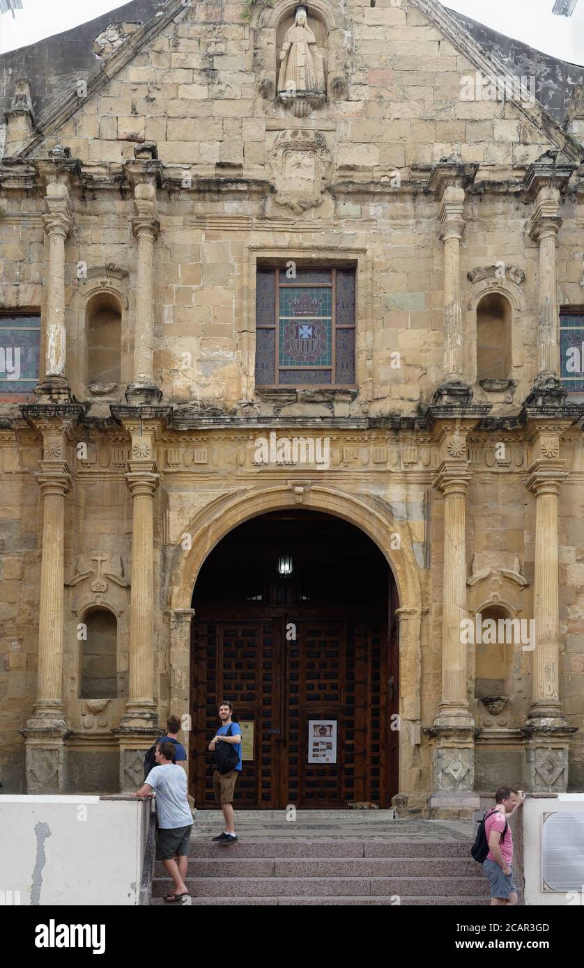 Touristes à côté des portes en bois à l'entrée de la cathédrale métropolitaine dans la vieille ville de Panama, Panama, Amérique centrale Banque D'Images