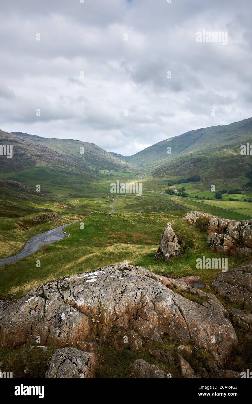 La route menant au col Wrynose depuis le col Hardnout à Cumbria, au Royaume-Uni, à travers le parc national Lake District reliant l'est à l'ouest Banque D'Images