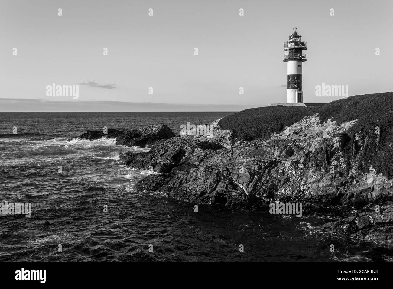 Ribadeo, Espagne. Le phare d'Illa Pancha, une île sur la côte de la Galice Banque D'Images