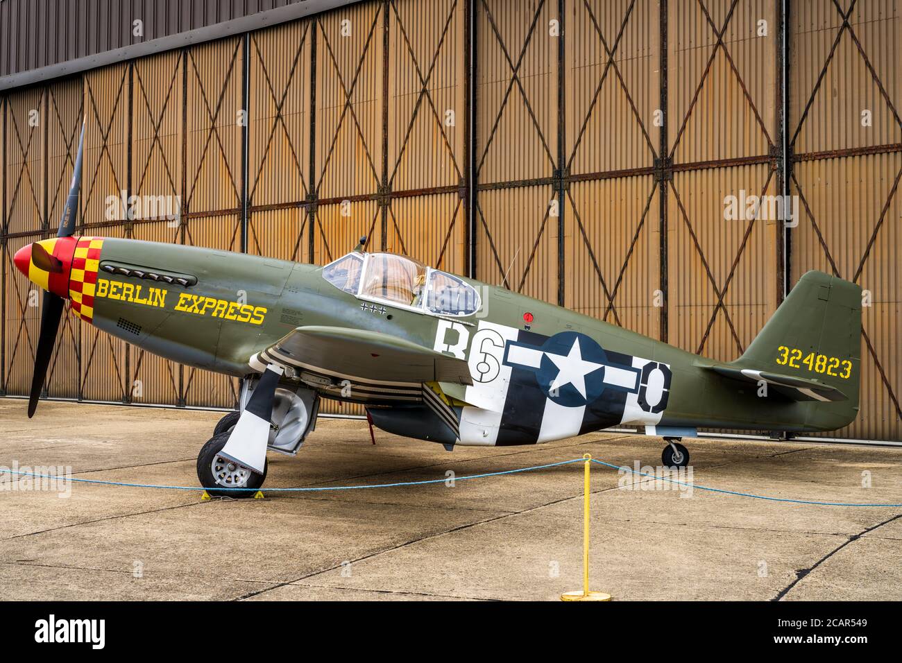 P-51B Mustang dans le schéma de peinture "Berlin Express" (N-515ZB) au Musée impérial de la guerre IWM Duxford. Fait partie de la collection Fighter. Construit en 1943. Banque D'Images