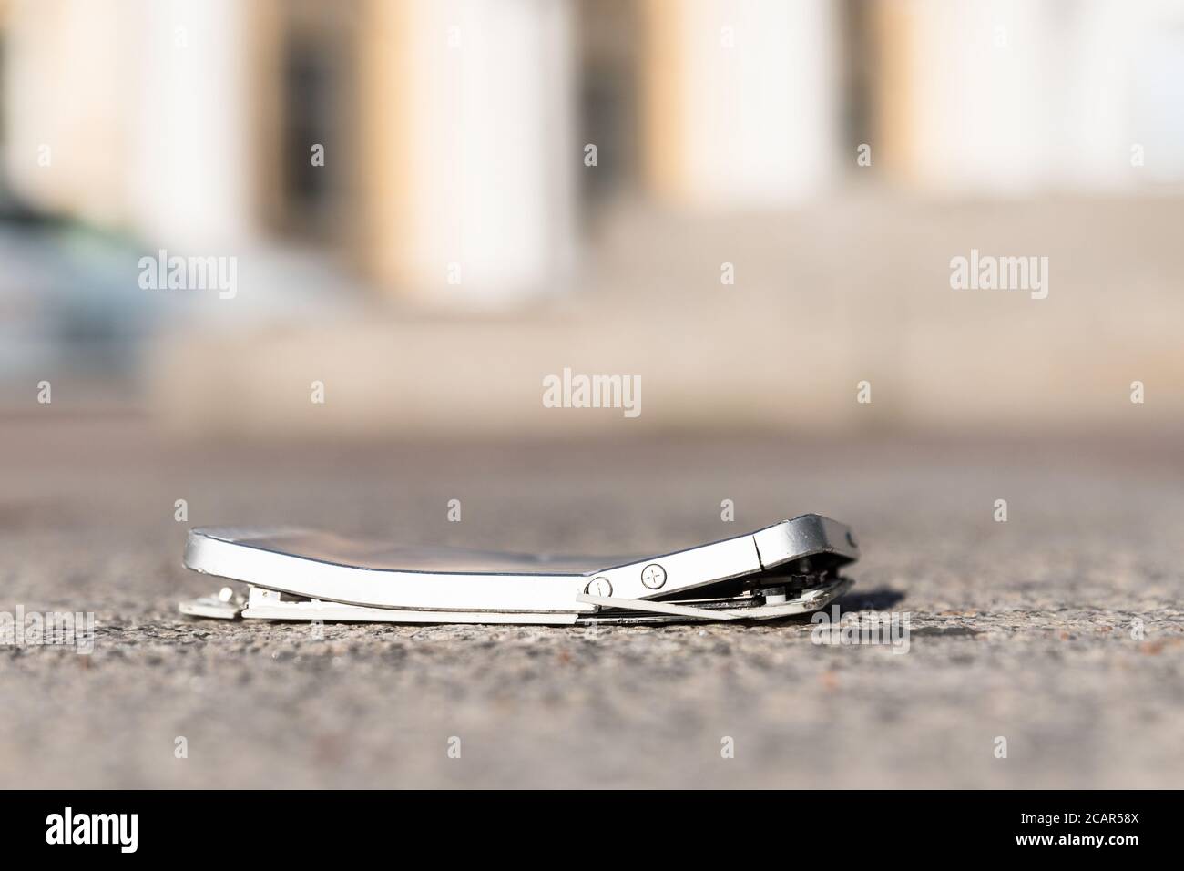 Smartphone mobile cassé, mise au point sélective, extérieur. Smartphone dont l'écran est cassé (fissuré). Smartphone gravement endommagé, ne peut pas être Rep Banque D'Images