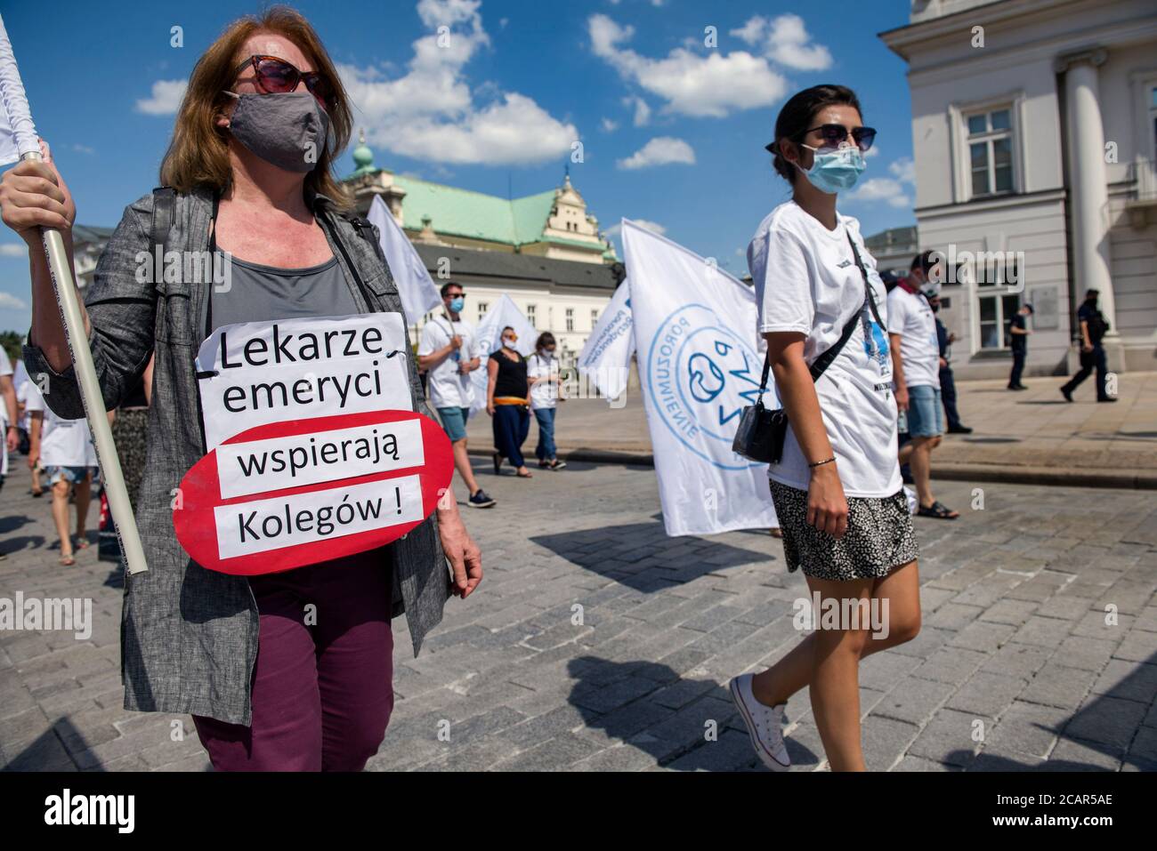 Les manifestants défilent en portant un masque facial pendant la manifestation.des centaines d'employés du secteur de la santé ont participé à une manifestation à Varsovie. La manifestation est une initiative conjointe d'infirmières, d'ambulanciers paramédicaux, de médecins et de tout un groupe de professionnels de la santé qui s'est concentré sur l'idée de l'Alliance des professions médicales. Pour protester contre les médicaments, il faut accélérer la croissance des dépenses de protection de la santé pour atteindre au moins 6.8% du PIB des solutions aux problèmes des files d'attente humiliantes pour les patients et le manque de services et une réponse immédiate des politiciens à la crise de la santé c Banque D'Images