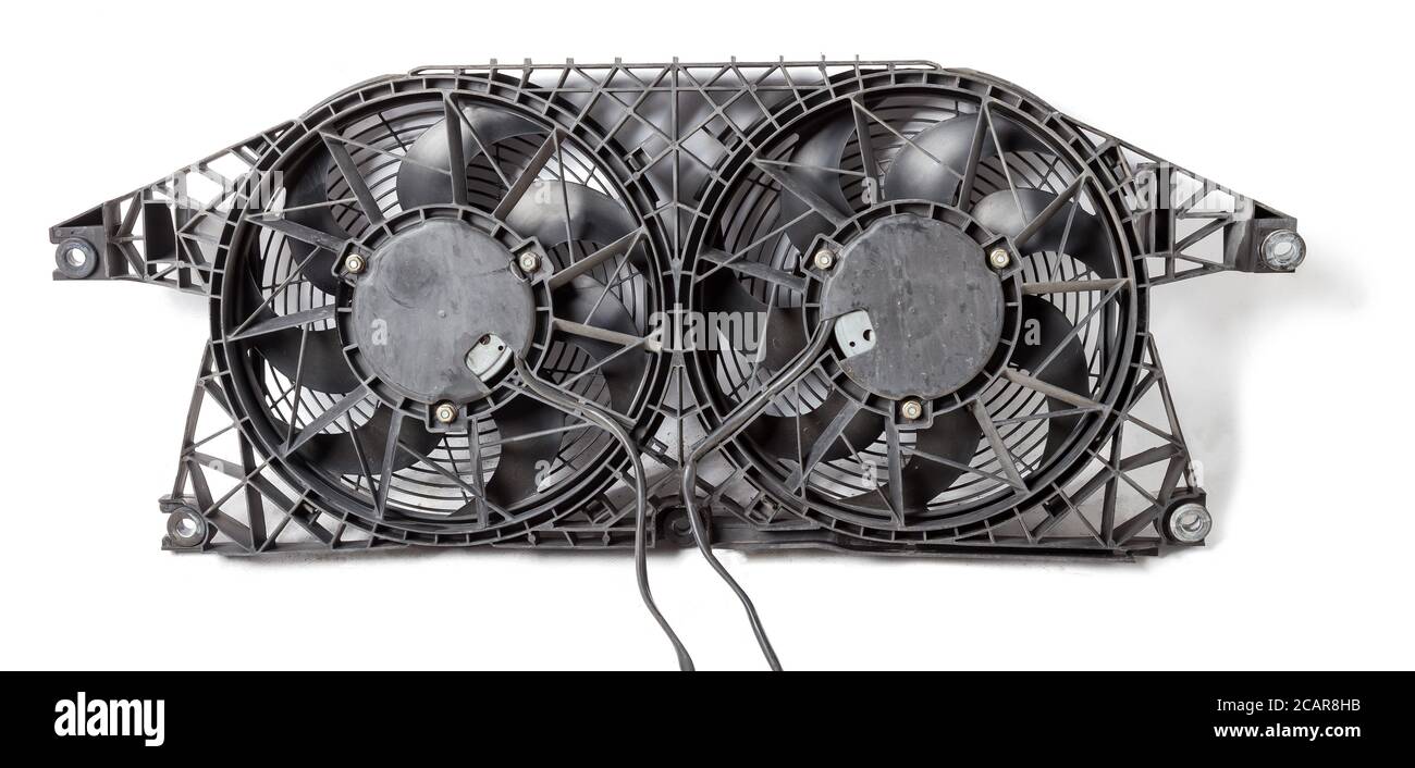 Ventilateur de refroidissement du radiateur du moteur avec deux hélices sur  fond blanc isolé dans un studio photo. Pièce de rechange pour réparation de  voiture en atelier ou en vente Photo Stock -