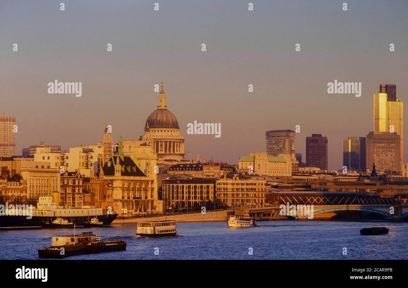 Horizon de Londres avec la cathédrale St Paul, Londres, Angleterre, Royaume-Uni. Vers les années 1980 Banque D'Images