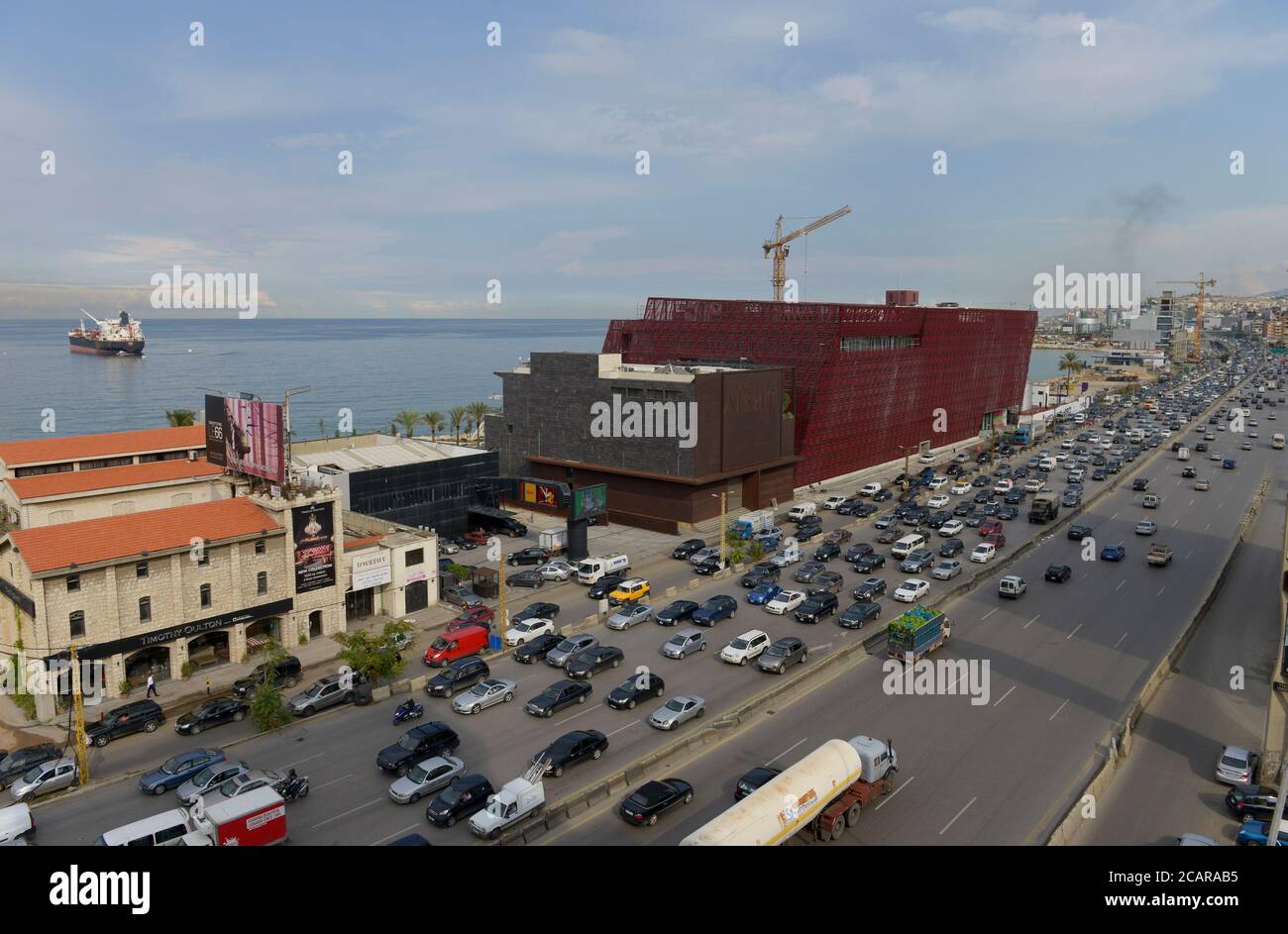 LIBAN, Beyrouth, trafic lourd sur l'autoroute vers Tripoli, centre commercial Aishti / LIBANON, Beyrouth, Autobahn Beyrouth-Tripolis Banque D'Images