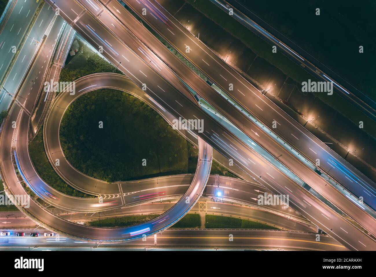 Rond-point de circulation vue aérienne - image de concept de trafic, rond-point de circulation vue de nuit d'oiseau utilisez le drone à Taipei, Taiwan. Banque D'Images