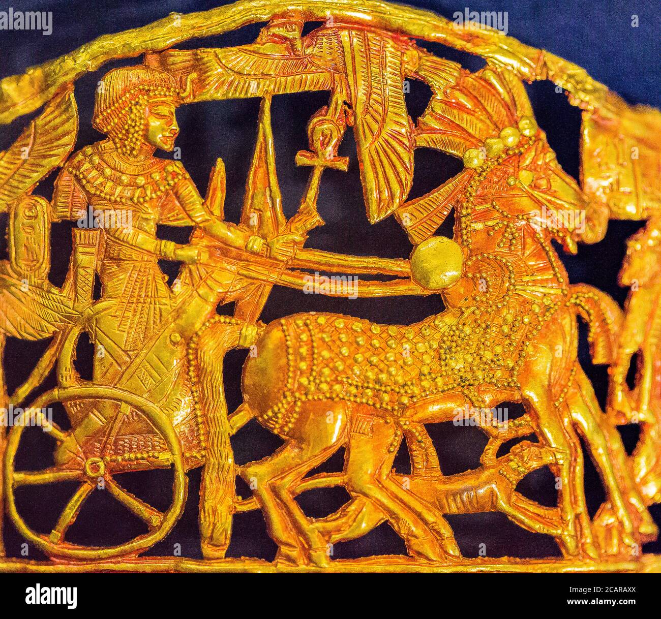 Egypte, du tombeau de Toutankhamon à Louxor : cette boucle en or rouge montre le roi sur un char, revenant triomphalement d'une guerre. Banque D'Images