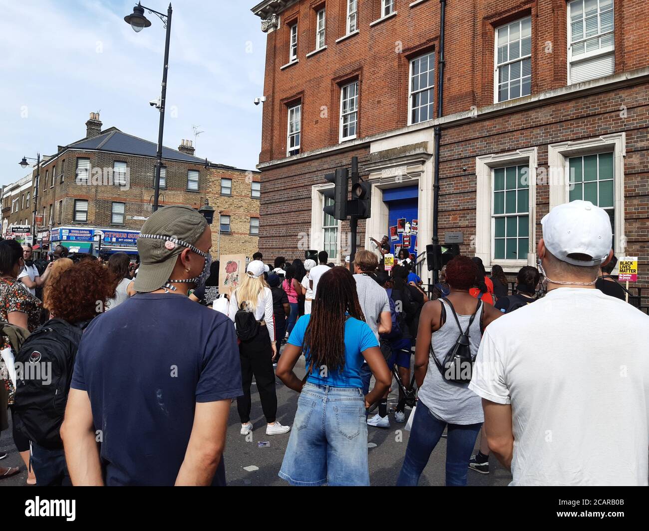 Des manifestants assistent à un rassemblement contre l'utilisation des lasers par la police au poste de police de Tottenham, dans le nord de Londres, et pour protester contre le racisme dans la force. Banque D'Images