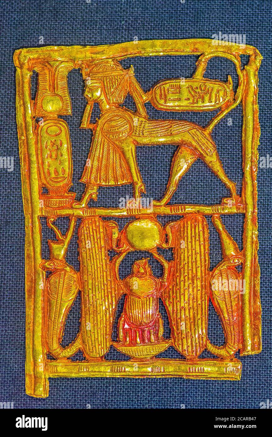 Egypte, le Caire, bijoux Toutankhamon, de sa tombe à Louxor : cette boucle en or rouge montre le roi comme un sphinx. Banque D'Images