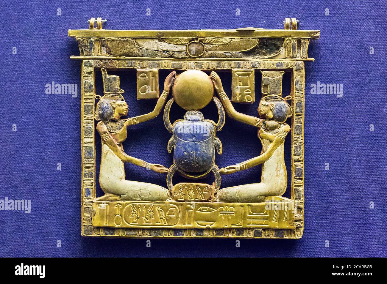 Le Caire, Musée égyptien, nécropole royale de Tanis, tombe du roi Amenemope, pectoral : Isis et Nephthys protègent le soleil nouvellement né (scarab Khepri). Banque D'Images