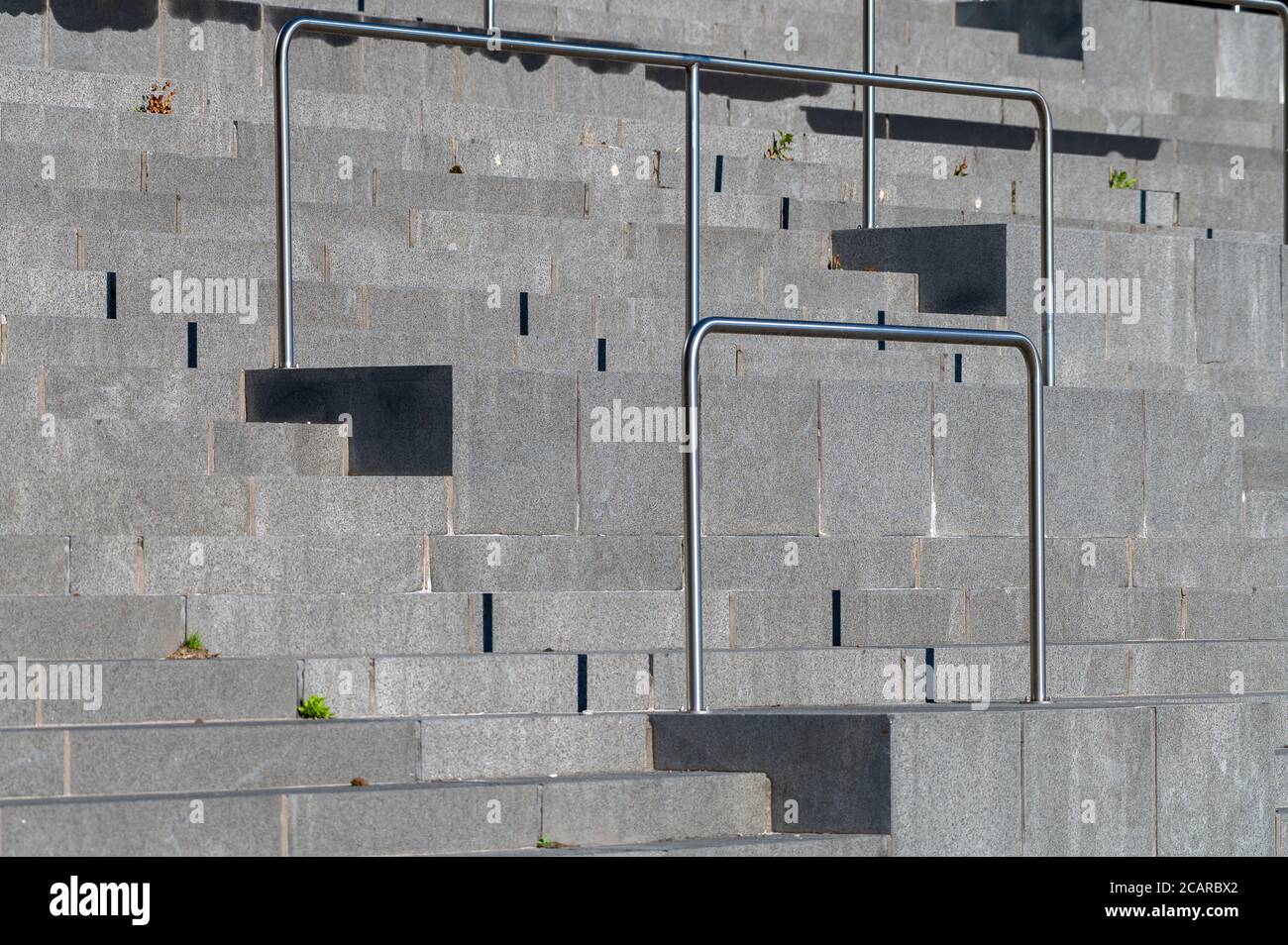 Helsinki / Finlande - 8 août 2020 : une vue abstraite de l'escalier en pierre avec des rails en acier. Banque D'Images
