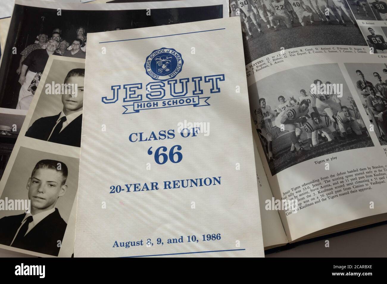 Still Life 20Year High School Reunion Program on an Open Class Yearbook, Jesuit High School, Tampa, Floride, États-Unis Banque D'Images