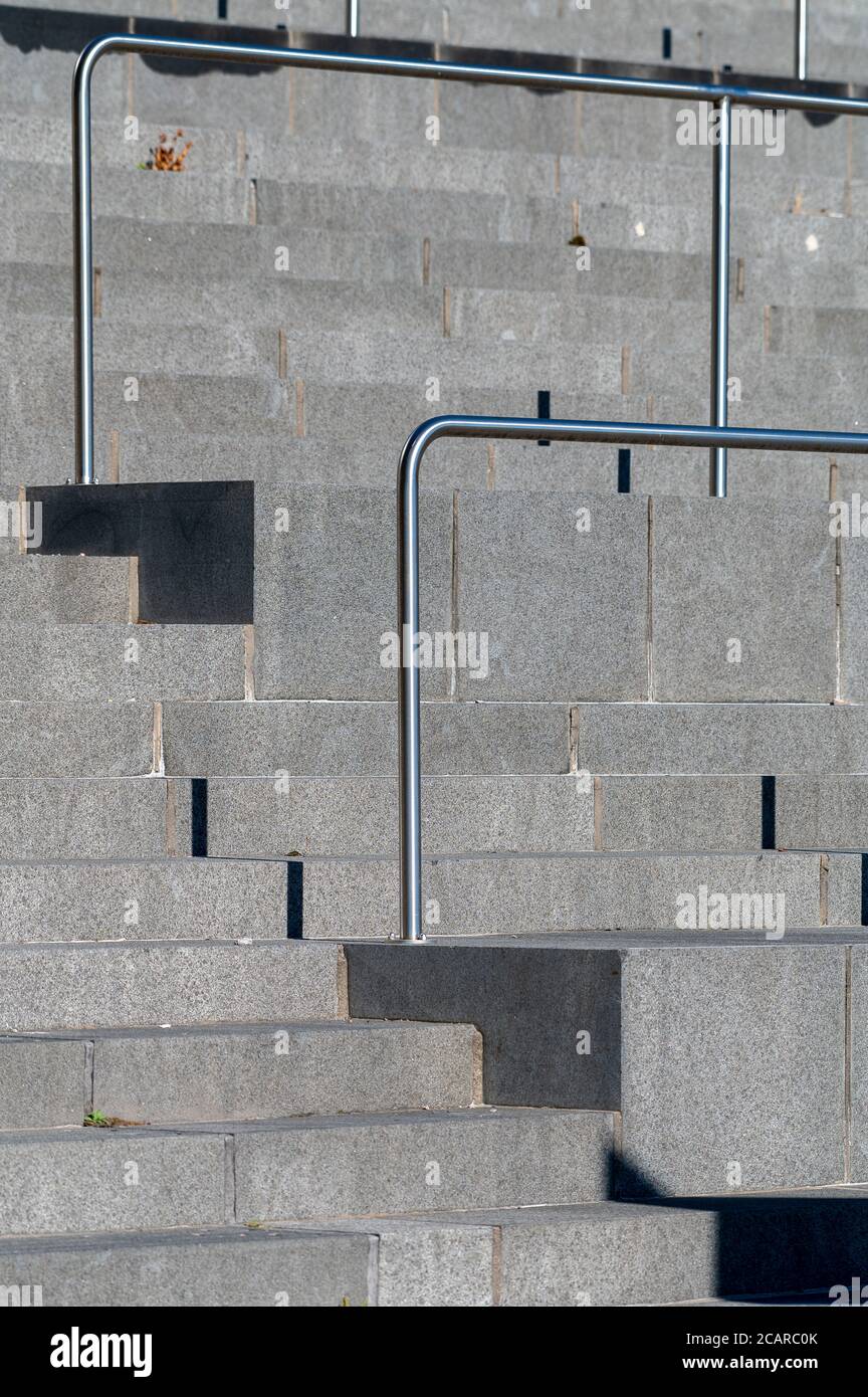 Helsinki / Finlande - 8 août 2020 : une vue abstraite de l'escalier en pierre avec des rails en acier. Banque D'Images