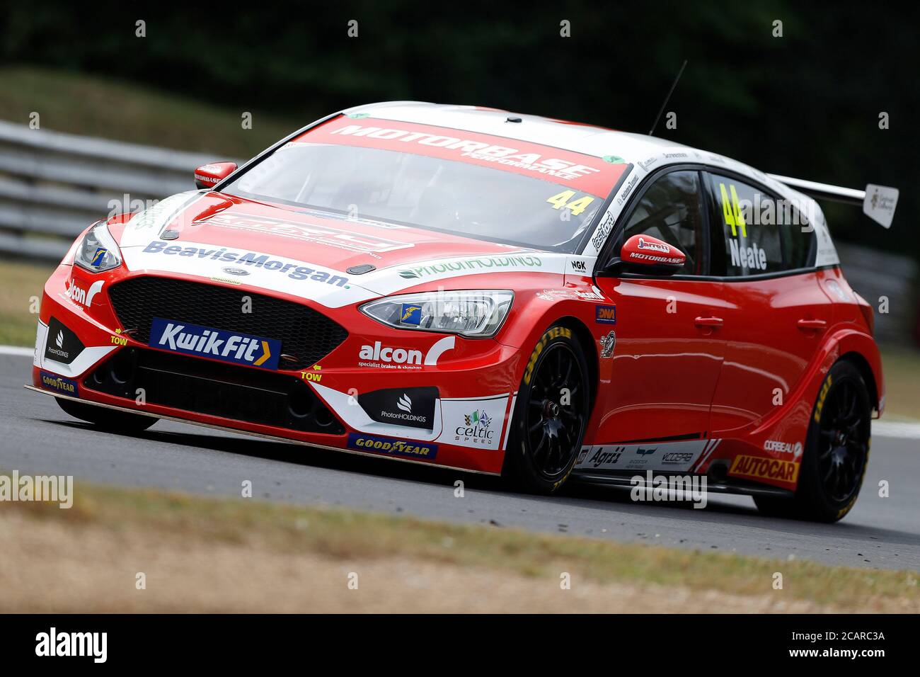 8 août 2020 ; Brands Hatch circuit, West Kingsdown, Kent, Angleterre ; Kwik Fit British Touring car Championship, journée de qualification ; Andy Neate dans son Ford Focus ST Performance de Motorbase Banque D'Images