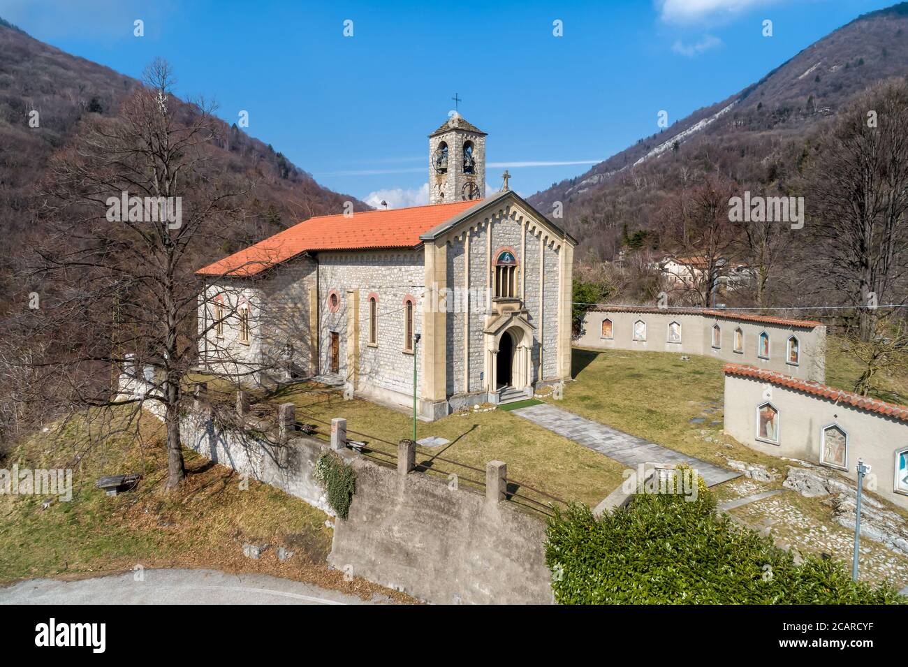 Vue aérienne de l'église Sant Ambrogio située dans le village peint Arcumeggia dans la province de Varèse, Italie Banque D'Images