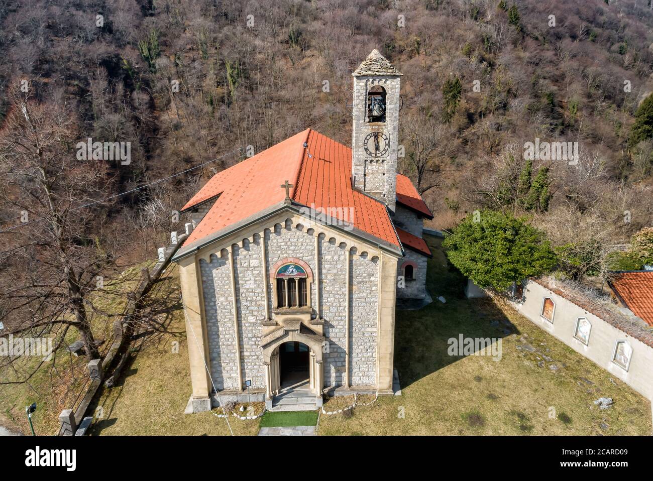 Vue aérienne de l'église Sant Ambrogio située dans le village peint Arcumeggia dans la province de Varèse, Italie Banque D'Images