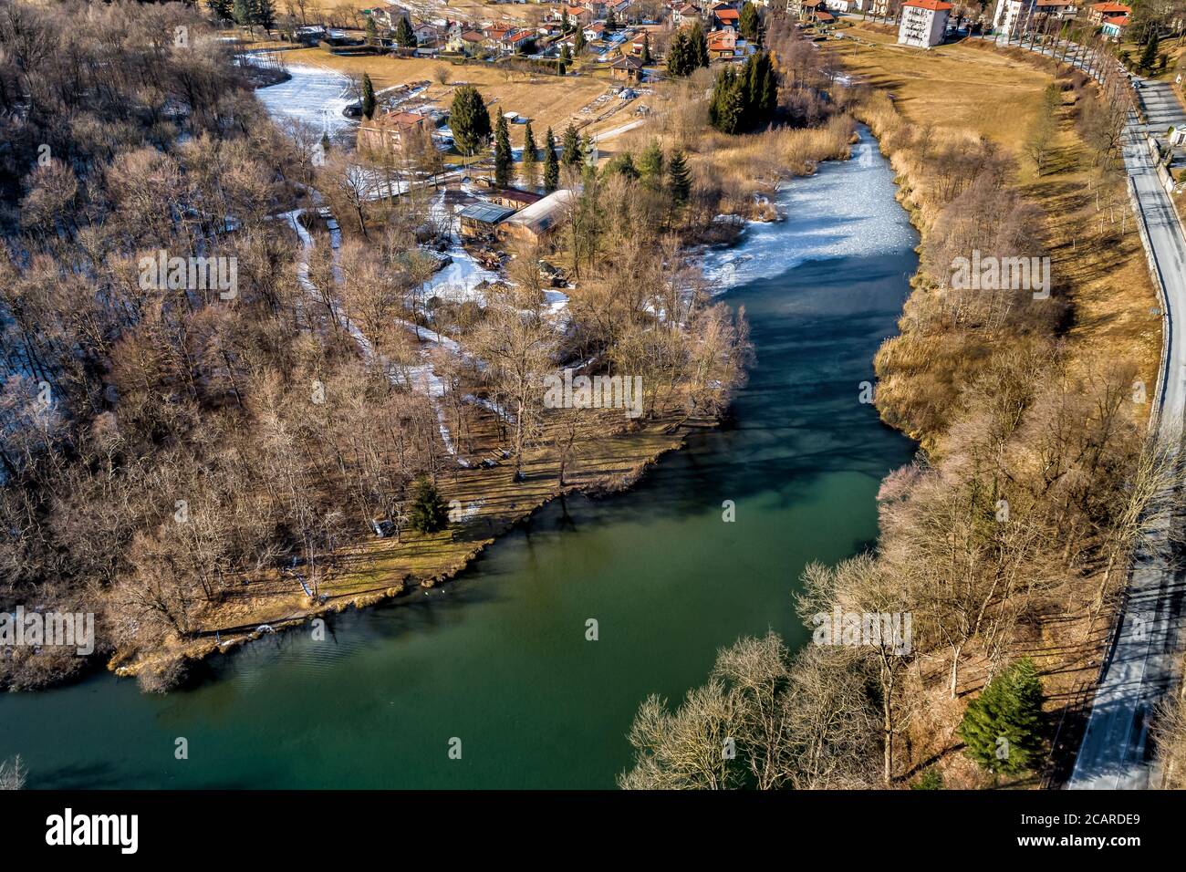 Vue aérienne du petit village et du lac de Brinzio sur valey Rasa en hiver, province de Varèse, Italie. Banque D'Images