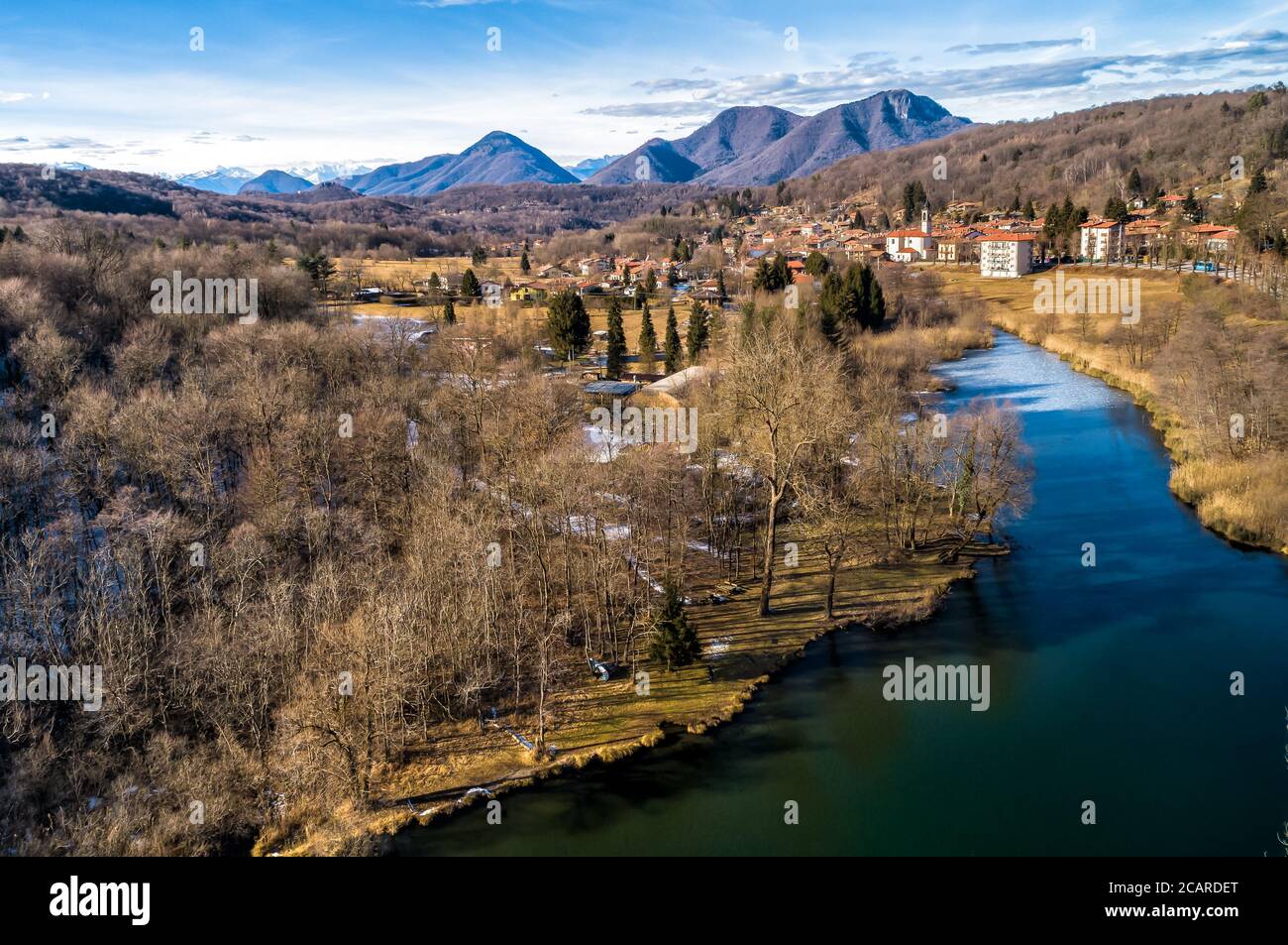 Vue aérienne du petit village et du lac de Brinzio sur valey Rasa en hiver, province de Varèse, Italie. Banque D'Images