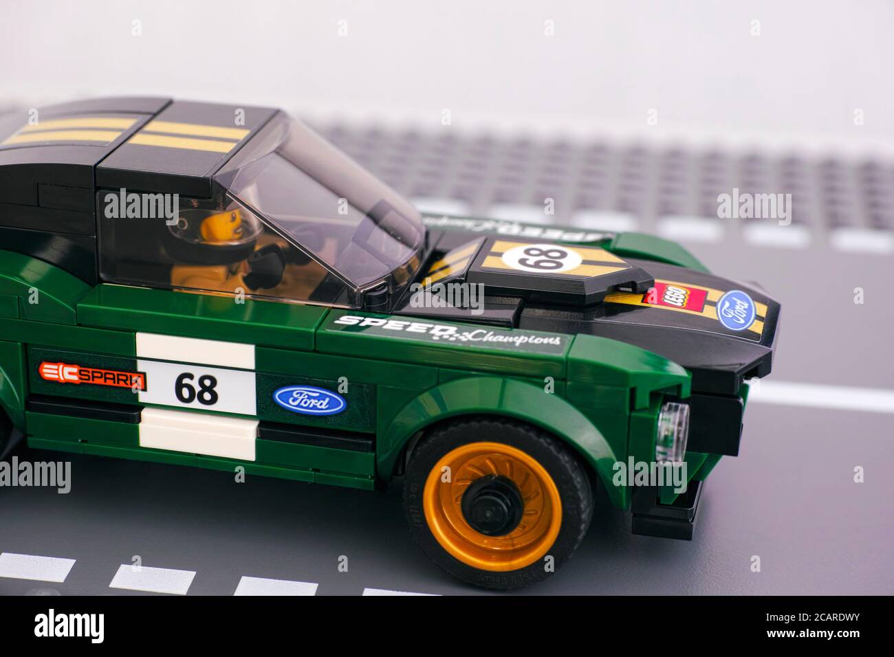 Tambov, Fédération de Russie - 02 juillet 2019 Lego 1968 Ford Mustang Fastback car de LEGO Speed Champions sur plaque de base. Banque D'Images