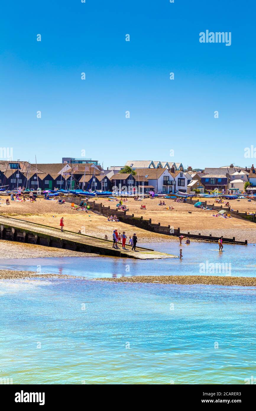 Plage de galets et groynes à Whitstable, Kent, Royaume-Uni Banque D'Images