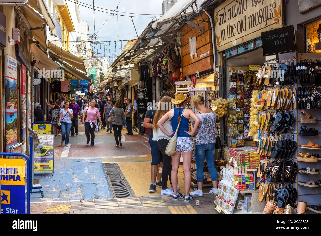 Athènes - 7 mai 2018 : ancien marché près de la place Monastiraki à Athènes, Grèce. Les gens visitent les magasins et marchent dans le bazar en plein air dans le centre-ville. Concept de Banque D'Images