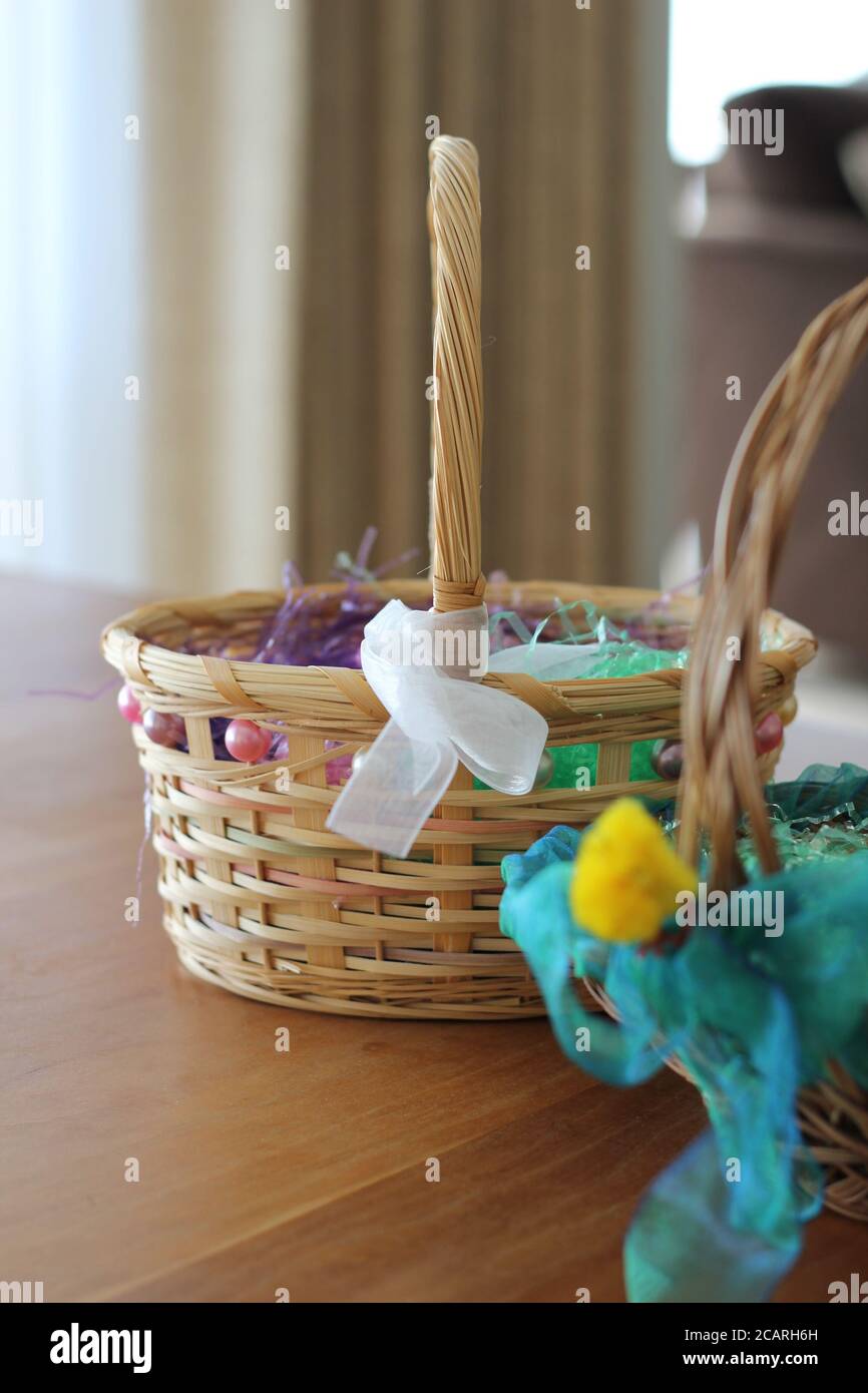 Paniers de Pâques pour enfants décorés et préparés pour le matin de Pâques, la chasse aux œufs et les bonbons. Banque D'Images