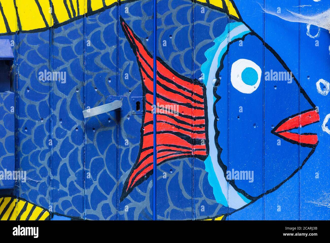Une porte peinte d'un poisson coloré à Moustiers Sainte Marie Banque D'Images