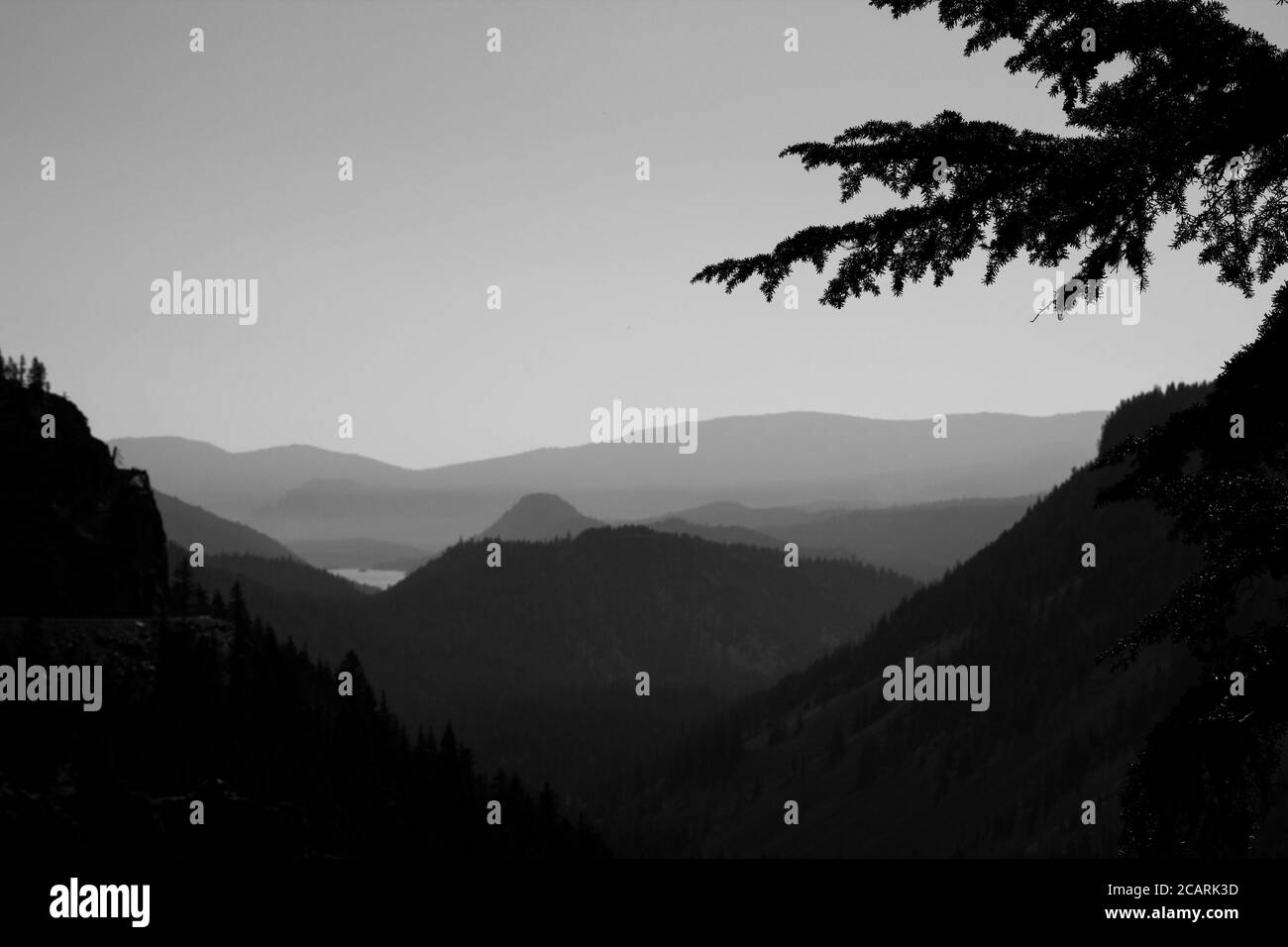 Vue de l'est sur les montagnes ombrageuses surplombant le lac Rimrock Les chutes du ruisseau donnent sur la route pittoresque de White Pass Banque D'Images